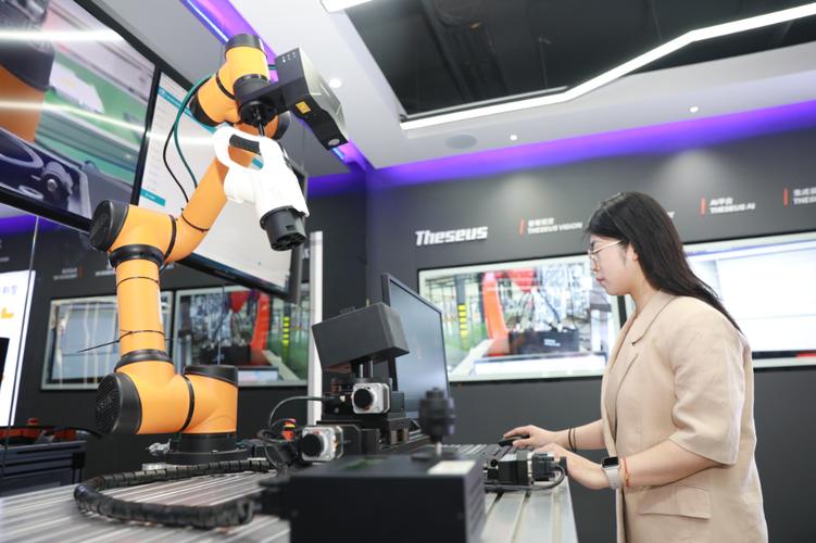 摇橹船科技工作人员正在进行产品测试.企业供图